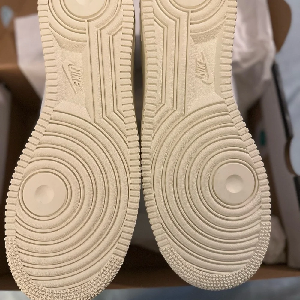 Nike Air Force 1 - brand new in box - Size 10.5M - Picture 5 of 5